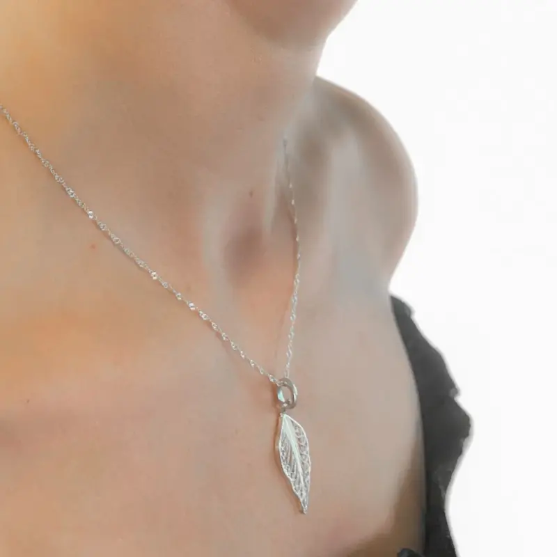 Juego aros y colgante hojas